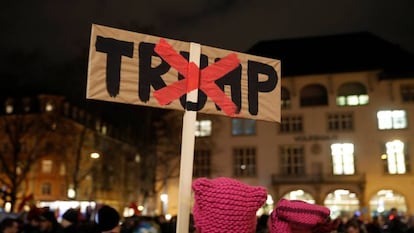 Manifestantes protestan este martes contra la participación de Donald Trump en Davos.