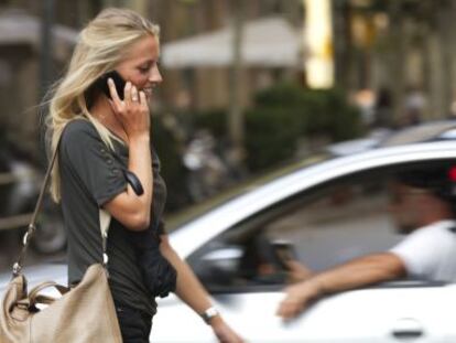 Una joven hablando por tel&eacute;fono, en Barcelona.