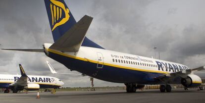 Un avi&oacute;n de la empresa en el aeropuerto de Stansted, en Londres. 