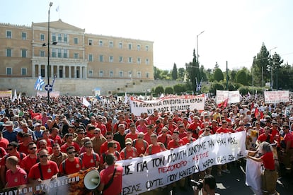 Protetas contra la ley que amplía la semana laboral el jueves frente al Parlamento griego.