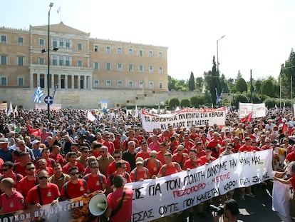 Protetas contra la ley que amplía la semana laboral el jueves frente al Parlamento griego.