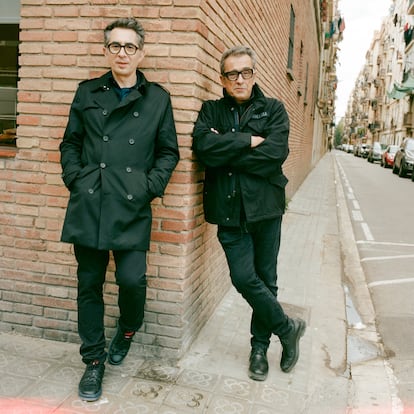 03/2025 Berto y Buenafuente fotografiados en Barcelona. ©Adrià Cañameras         ------PIEFOTO------      Los humoristas recuerdan a un cómico al que admiraban, Pepe Rubianes, vecino de la Barceloneta, posando en la calle que lleva su nombre.