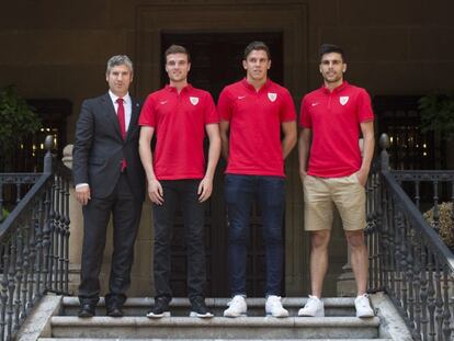 El Athletic se refuerza con tres jugadores jovenes por los que no ha tenido que realizar desembolso alguno. Se trata de Javier Eraso (izquierda), Gorka Elustondo (centro) y Eneko Bóveda (derecha).