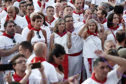 Cientos de personas, convocadas por el Ayuntamiento de Pamplona y el Movimiento Feminista de Iruñerria, se manifiestan el lunes en la Plaza del Castillo en apoyo a la víctima de una agresión sexual.