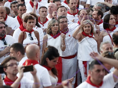 Cientos de personas, convocadas por el Ayuntamiento de Pamplona y el Movimiento Feminista de Iruñerria, se manifiestan el lunes en la Plaza del Castillo en apoyo a la víctima de una agresión sexual.