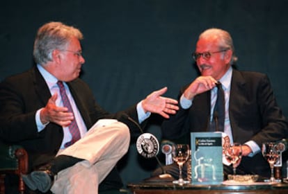 Carlos Fuentes y Felipe González, ayer en el Círculo de Bellas Artes de Madrid.
/ LUIS MAGÁN