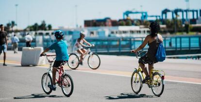 Ciudadanos de Valencia transitando en carril bici de La Marina.