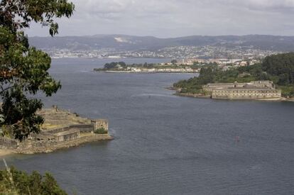 Zona de la ría de Ferrol en la que se realizó el dragado, junto a los castillos de San Felipe y La Palma.