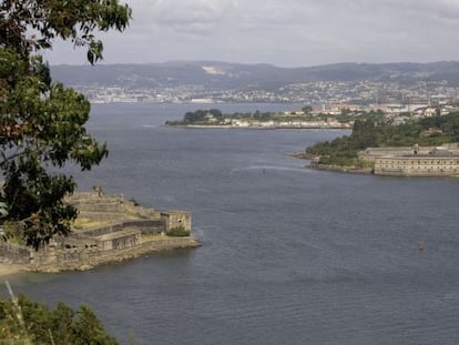 Zona de la ría de Ferrol en la que se realizó el dragado, junto a los castillos de San Felipe y La Palma.