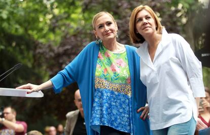 Cristina Cifuentes y Mar&iacute;a Dolores de Cospedal, en el acto de ayer.