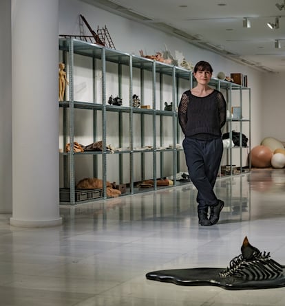 La artista Bene Bergado frente a las estanterías de 'Gliptoteca II'