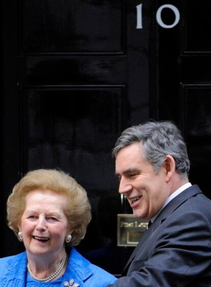La ex primera ministra británica saluda al Primer Ministro Gordon Brown