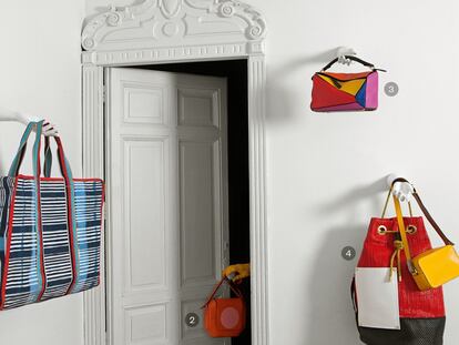 GRAFISMOS /
1. Maxibolsa de lona a rayas de Maliparmi. /
2. Bandolera bicolor de Hermès, con estructura octogonal y detalle circular. /
3. Bolso Puzzle, de Loewe. Una de las primeras piezas creadas por el diseñador
de la marca, J. W. Anderson, que se ha convertido
en best seller. /
4. Saco XL, de Bimba y Lola, realizado en rafia. /
5. Minibandolera en color mostaza de Calvin Klein.