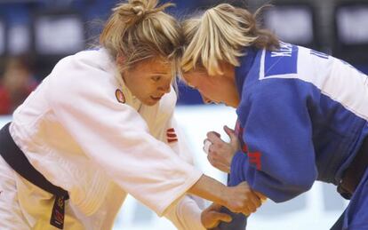 La espa&ntilde;ola Laura G&oacute;mez en su combate contra la irlandesa Lisa Kearney &mdash;que ha ganado&mdash; en Chelyabinsk (Rusia), este martes.