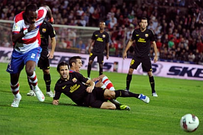 Cesc lucha por un balón con Nyom, del Granada.