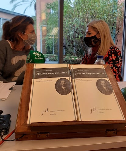 A la izquierda, Rosa García Gutiérrez, directora de la Cátedra Juan Ramón Jiménez, y Patricia del Pozo, consejera de Cultura de la Junta de Andalucía, este jueves en Sevilla en la presentación de 'Poemas Impersonales', de Juan Ramón Jiménez.
