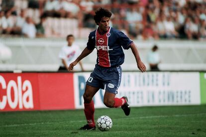 Raí durante un partido con el PSG.