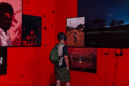 Un joven observa la exposición Kalabongó.