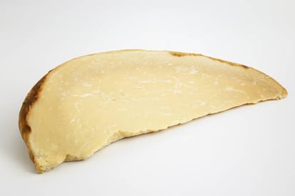 El provolone, nata de Cantabria o el queso de tetilla son algunos de los que pertenecen a esta categoría: </br>****<b>Ruta Xacobea Queixo Tetilla D.O.P</b>, 5,22€/kilo; 3,55€/680 gramos. "Su corteza dura y de color amarillo deja paso a un interior blanco y muy cremoso. La textura es también muy cremosa en boca, con una resonancia notablemente láctica y un buen punto de acidez que lo convierten en un queso muy fresco". </br>***(*)<b>Leerdammer original</b>, 10,85€/kilo. "Nació en Holanda cuando unos cuantos maestros queseros se preguntaron qué surgiría de la unión de un gouda y un emmental". ¿El resultado? "Un queso ligeramente cremoso, con aroma de yogur y frutales, y un sabor suave, casi dulce". </br>***(*)<b>Petit Breton l'Authéntique</b>, 13€/kilo; 3,9€/300 gr. "Una de sus características principales es su aroma, no muy pronunciado pero sí complejo, con notas especiadas y hierbas aromáticas (romero, tomillo)". A diferencia del Petit Breton l'Onctueux, su textura "es blanda, sin llegar a ser cremosa". </br>****(*)<b>Emmentaler Switzerland A.O.P Doux</b>, 24,75€/kilo. "Se trata de un queso excepcional, con un aroma intenso de frutos secos y notas lácticas. Su textura es firme y compacta". </br>*****<b>Tête de Moine A.O.P</b>, 26,95€/kilo. "El principal secreto del sabor del Tête de Moine reside en su corte... o, mejor dicho, en no cortarlo. Para que la pieza cilíndrica desprenda sus aromas más característicos hay que rasparla en lugar de cortarla".