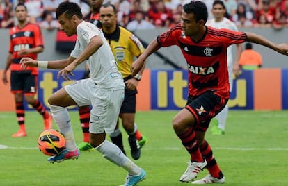 Neymar se marcha de un jugador del Flamengo durante su &uacute;ltimo partido con el Santos, este pasado domingo. 