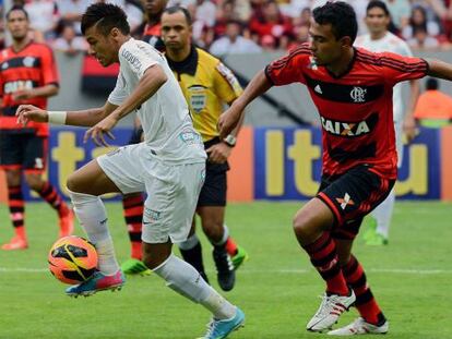 Neymar se marcha de un jugador del Flamengo durante su &uacute;ltimo partido con el Santos, este pasado domingo. 