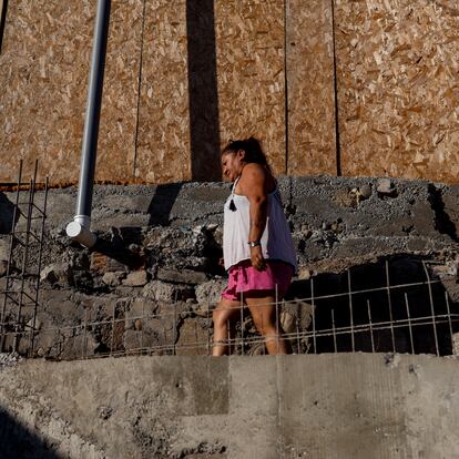 Ines Fuentes recorre las calles de tierra de la toma de terreno Nuevo Amanecer de Cerrillos, en Santiago de Chile, donde viven más de 2.000 familias y cerca de 10.000 personas.