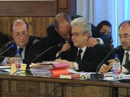El expresidente de la Generalitat Francisco Camps habla con uno de sus abogados durante la vista de ayer.