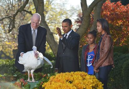 Obama hace la señal del perdón al pavo.