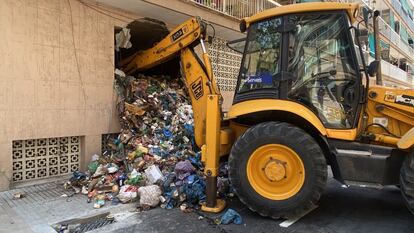 Una excavadora trabaja en la vivienda del hombre rescatado.