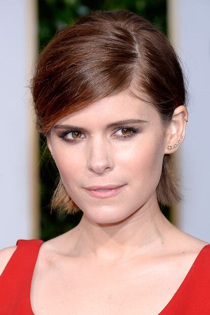 A Kate Mara le encanta experimentar con la longitud y el color de su pelo. En los Globos de Oro apostó por el flequillo lateral, acabado liso y un sencillo recogido.