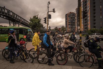 Ciclistas transitan en una cicloruta a la altura de la biblioteca El Tintal, en el suroccidente de Bogotá.