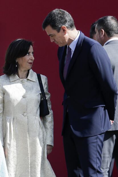 Pedro Sánchez ha sido otro de los protagonistas involuntarios de la jornada al ser recibido con los abucheos y pitos del público, igual que ya sucediera el año pasado. En la imagen, el presidente del Gobierno en funciones, Pedro Sánchez, conversa con la ministra de Defensa en funciones, Margarita Salas. tras el desfile.