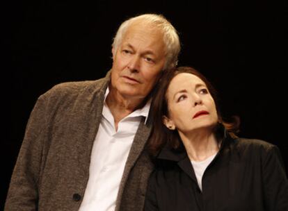 Michael Pennington y Natasha Parry, los actores de <i>Love is my sin,</i> que Peter Brook ha estrenado en España en Temporada Alta. 
Foto: Pascal Victor