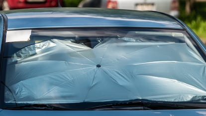 Artículo de EL PAÍS Escaparate que narra las ventajas de usar un parasol de paraguas para el coche con protector solar.