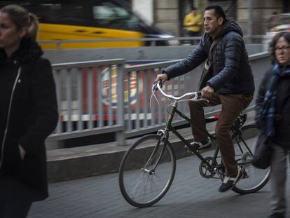 Un ciclista per una vorera a l'Eixample.