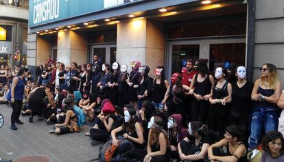 Les activistes, davant del Teatre Borràs, abans de la funció.