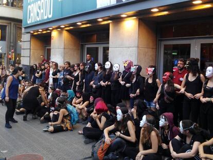 Les activistes, davant del Teatre Borràs, abans de la funció.