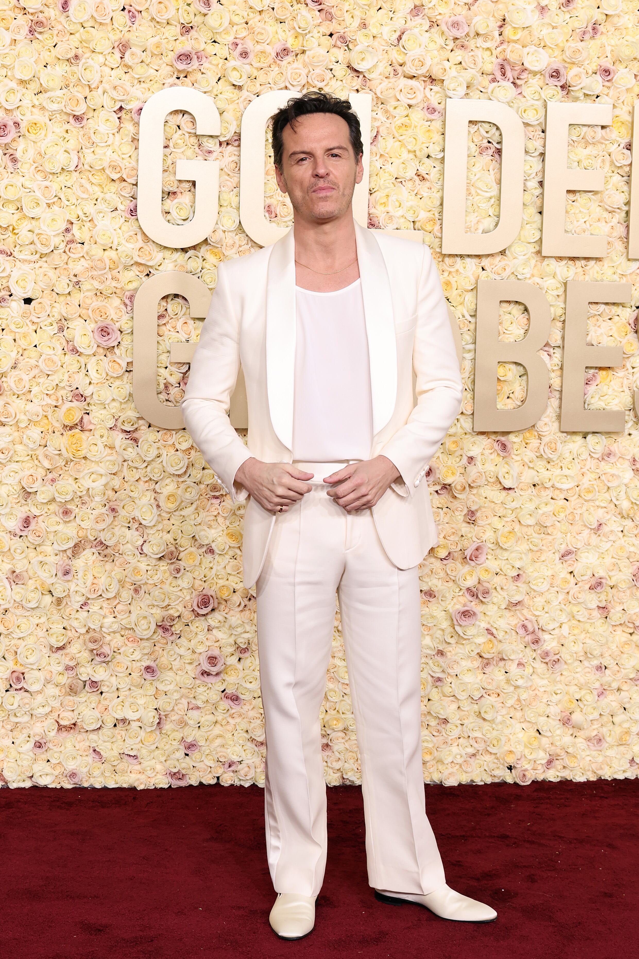 Andrew Scott, de blanco y de Valentino.