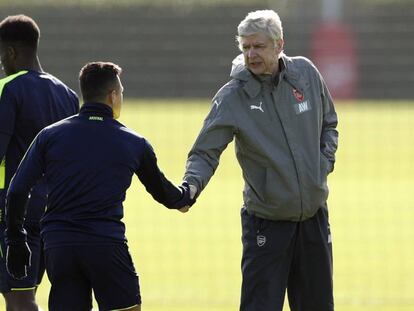 Wenger saluda a Alexis S&aacute;nchez antes del &uacute;ltimo entrenamiento del Arsenal en London Colney.