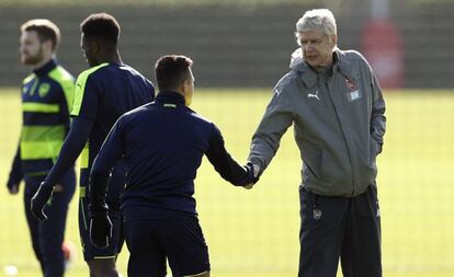 Wenger saluda a Alexis S&aacute;nchez antes del &uacute;ltimo entrenamiento del Arsenal en London Colney.