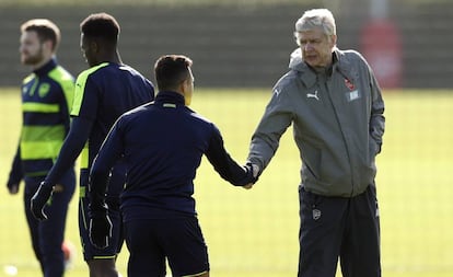 Wenger saluda a Alexis S&aacute;nchez antes del &uacute;ltimo entrenamiento del Arsenal en London Colney.