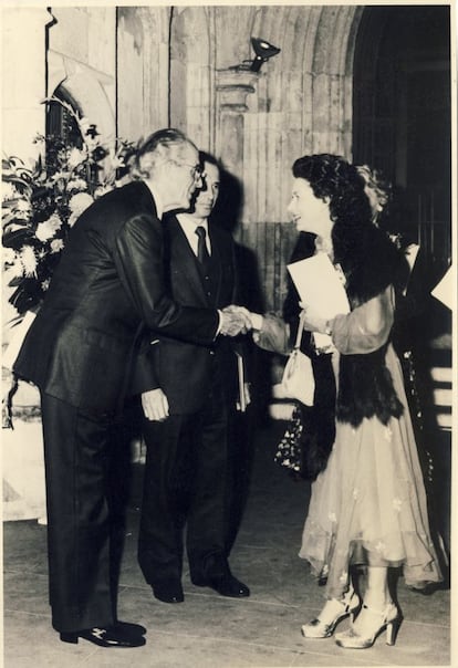 Enrique Loewe Knappe, en los años setenta en Londres, con la princesa Margarita, hermana de la reina Isabel II.