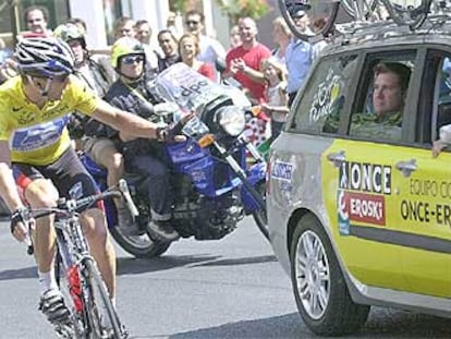 Lance Armstrong conversa con Faustino, el mecánico del ONCE-Eroski, y Marino Lejarreta, delante, durante la etapa de ayer.