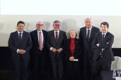 Desde la izquierda, el director del ICAA, Óscar Graefenhain, el director general de la Academia, Joan Álvarez; el secretario de Estado de Educación, Marcial Marín; la presidenta de la Academia, Yvonne Blake; el secretario de Estado de Cultura, Fernando Benzo, y el director general de Planificación y Gestión Educativa, José María Fernández Lacasa.