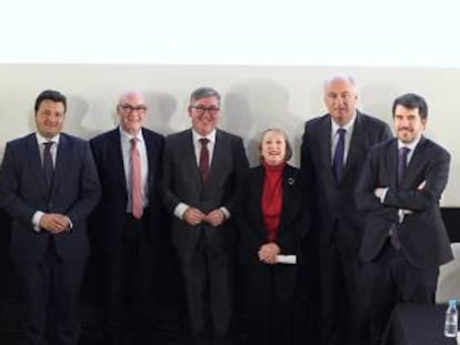 Desde la izquierda, el director del ICAA, Óscar Graefenhain, el director general de la Academia, Joan Álvarez; el secretario de Estado de Educación, Marcial Marín; la presidenta de la Academia, Yvonne Blake; el secretario de Estado de Cultura, Fernando Benzo, y el director general de Planificación y Gestión Educativa, José María Fernández Lacasa.