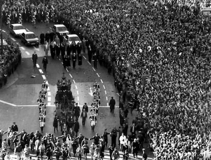 Miles de personas acompañan el paso del coche de caballos con el féretro del alcalde Madrid, Enrique Tierno Galván, fallecido el 19 de enero de 1986.