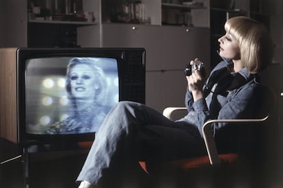 La artista sentada en un sillón con una cámara en las manos viéndose a sí misma en la televisión en el programa de variedades 'Ma che sera', en 1978. Raffaella Carrà, en realidad Raffaella Maria Roberta Pelloni (Bolonia, 1943), ha muerto este lunes en su casa romana a los 78 años.