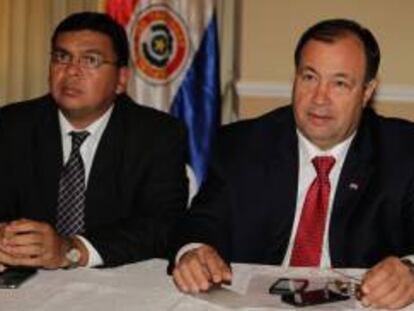 Fotografía tomada el pasado 27 de marzo en la que se registró al vicepresidente paraguayo, Juan Afara (d), y el ministro del Interior, Francisco De Vargas (i), durante una mesa de diálogo con líderes sindicales, en Asunción (Paraguay).