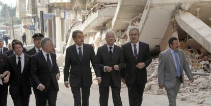 Los representantes políticos caminan entre las ruinas de edificios en Lorca.