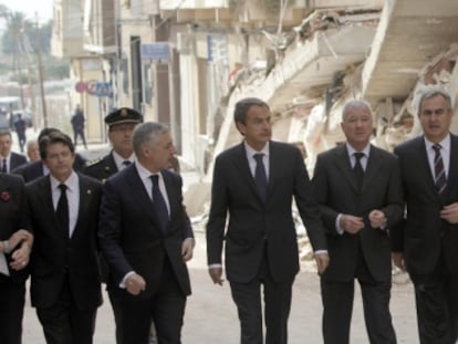 Los representantes políticos caminan entre las ruinas de edificios en Lorca.